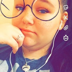 Meet your Posher, Dellie